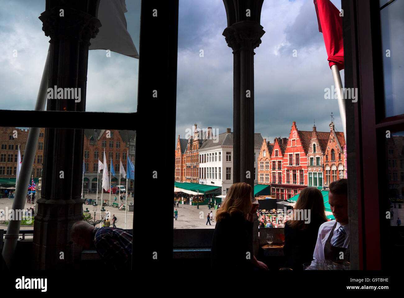 Vista di Bruges piazza del mercato in Belgio dall'Duvelorium Grand Beer Cafè Historium museo. Solo uso editoriale. Foto Stock