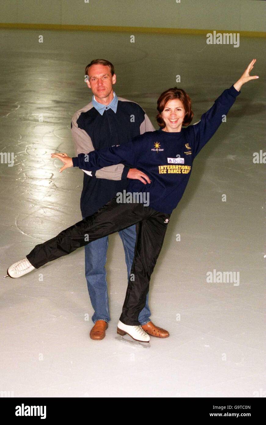 Allenatore di pattinaggio su ghiaccio, Tatiana Ovchinnikov (r) con suo marito Rouslan (l) un ex giocatore CSKA Mosca che ora gioca per Shepshed Dynamo nella Dr Martens League Foto Stock