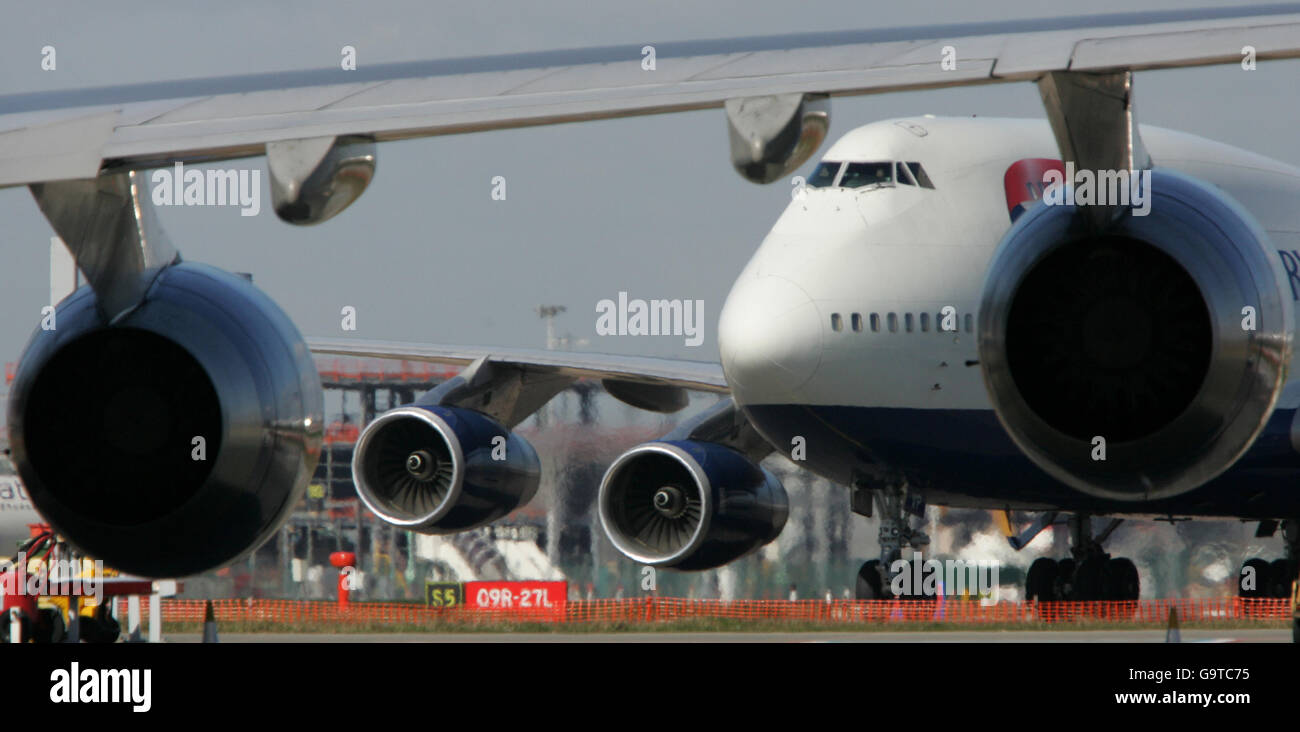 British Airways Boeing 747. A British Airways Boeing 747 taxi all'aeroporto di Heathrow Foto Stock