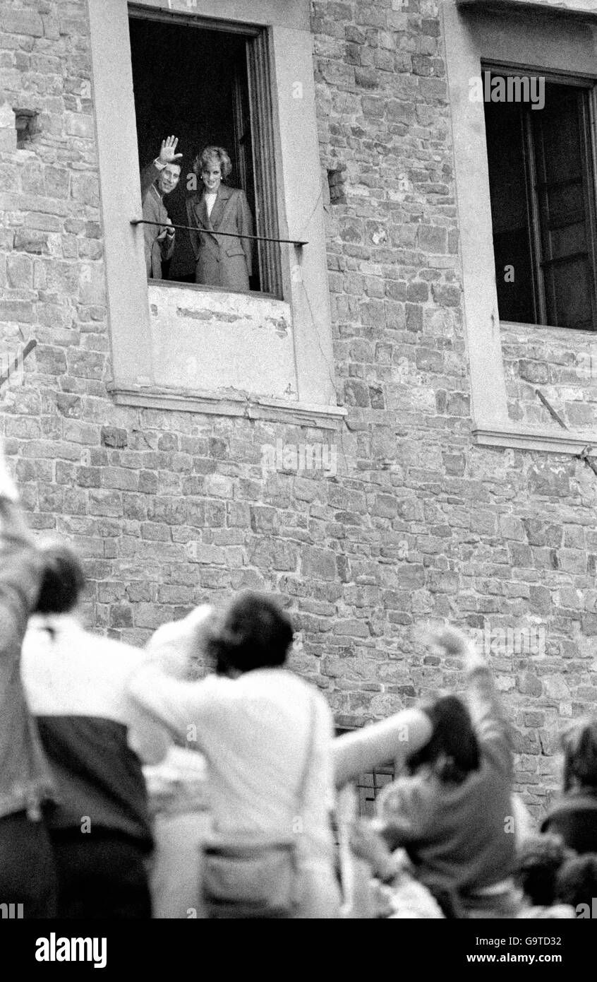 Il principe Carlo ondeggia verso la folla mentre lui e la Principessa del Galles ammirano la vista su Firenze da una chiesa di San Miniato. Foto Stock