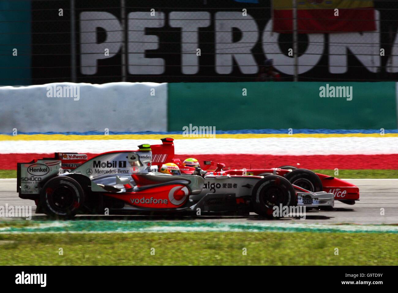 Lewis Hamilton (GBR) Mercedes McLaren MP4/22 e Felipe Massa (BRA) Ferrari F2007 battaglia per la posizione. Campionato del Mondo di Formula Uno, Rd 2, Malaysian Grand Prix, gara di Sepang, Malesia, domenica 8 aprile 2007. Immagine digitale Foto Stock