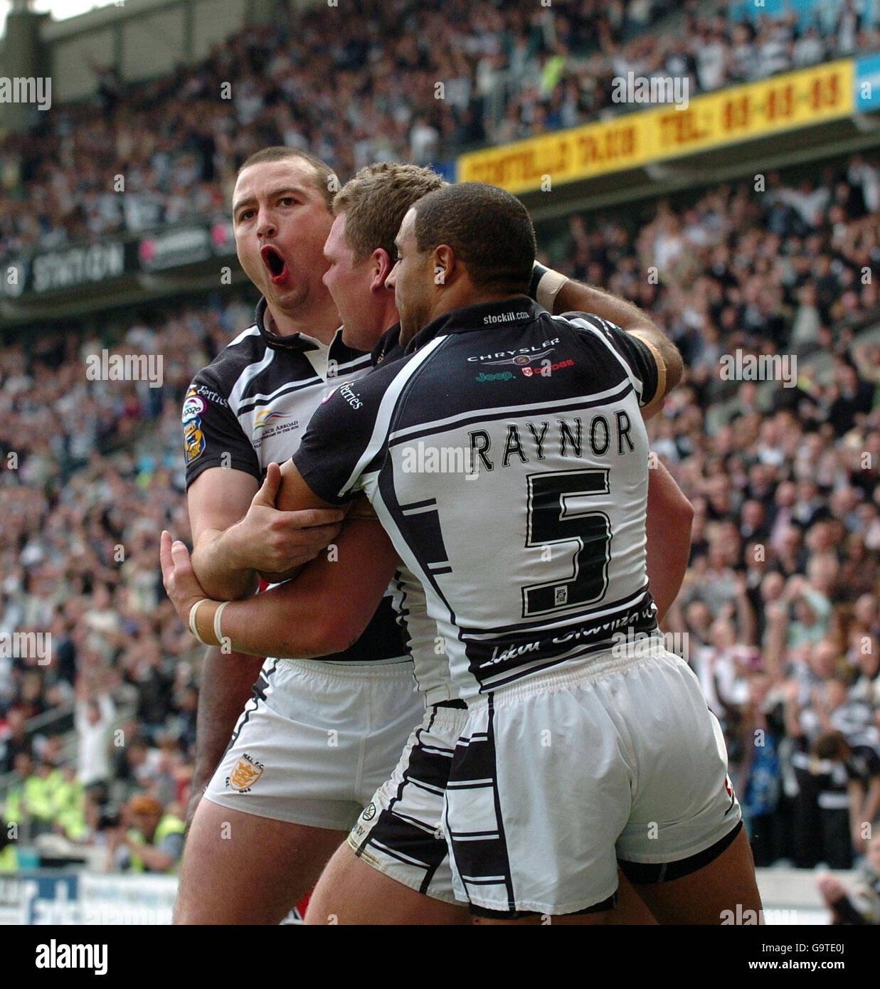 I giocatori di Hull celebrano la prova di Danny Tickle durante la partita Engage Super League al Kingston Communications Stadium di Hull. Foto Stock