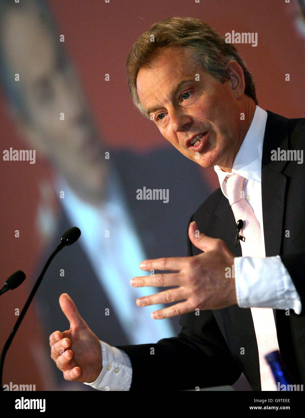 Il primo ministro britannico Tony Blair ha tenuto un discorso sulla rigenerazione della città al Municipio di Cardiff, mentre si reca in Galles in vista delle elezioni dell'Assemblea di maggio. Foto Stock