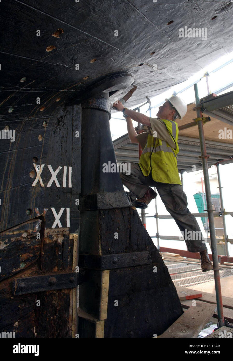 Proseguono i lavori sullo scafo del 1869 Clipper, il Cutty Sark di Greenwich, dove si sta svolgendo un progetto di conservazione di 25 milioni di euro per fermare la corrosione del telaio di ferro. Foto Stock