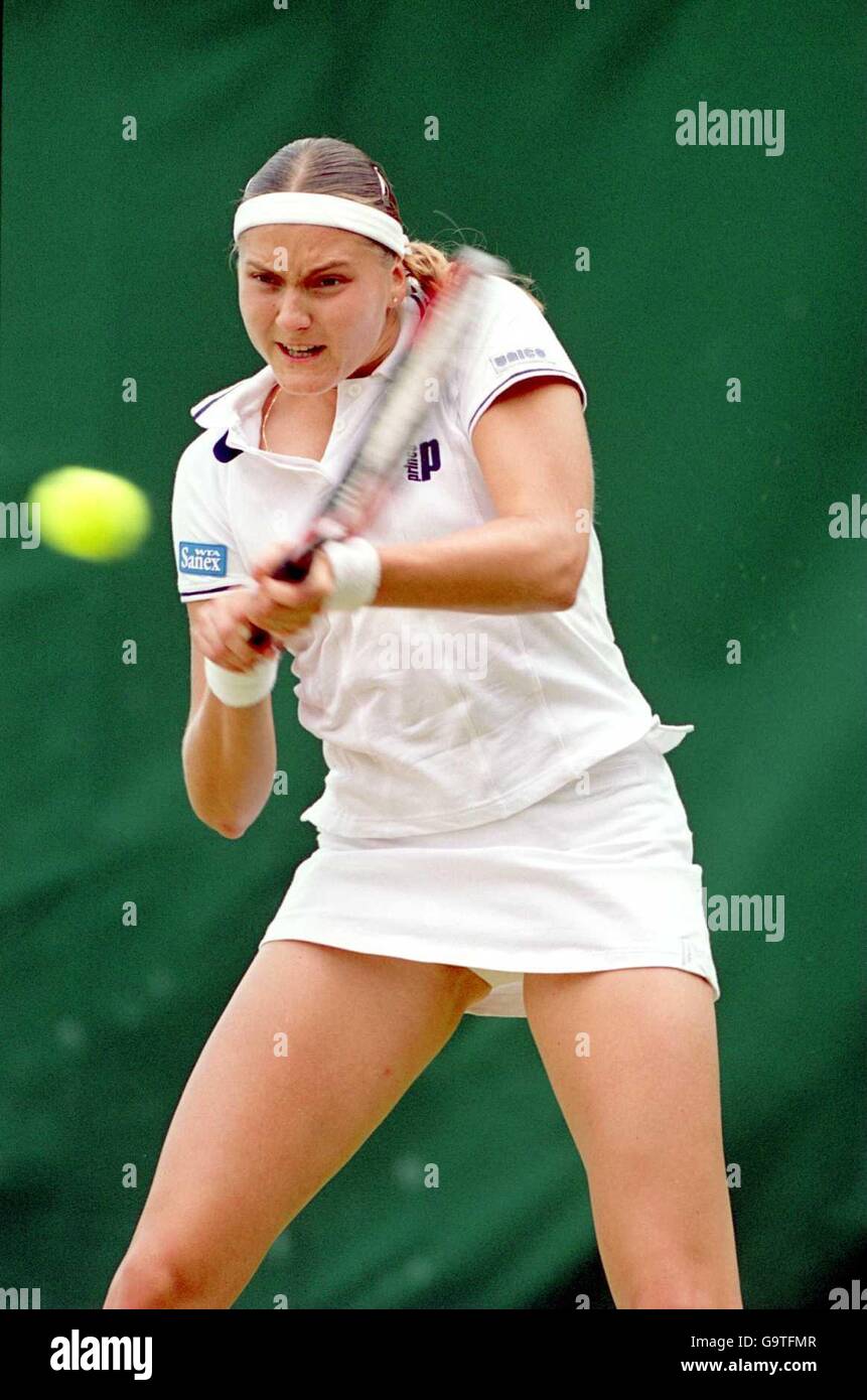 Tennis - Wimbledon 2001 - terzo turno. Nadia Petrova in azione contro Silvia farina Elia Foto Stock