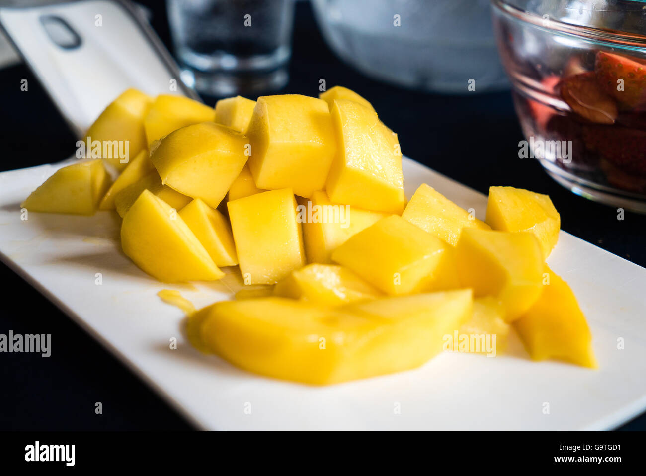 Pezzi di mango sul piatto bianco Foto Stock