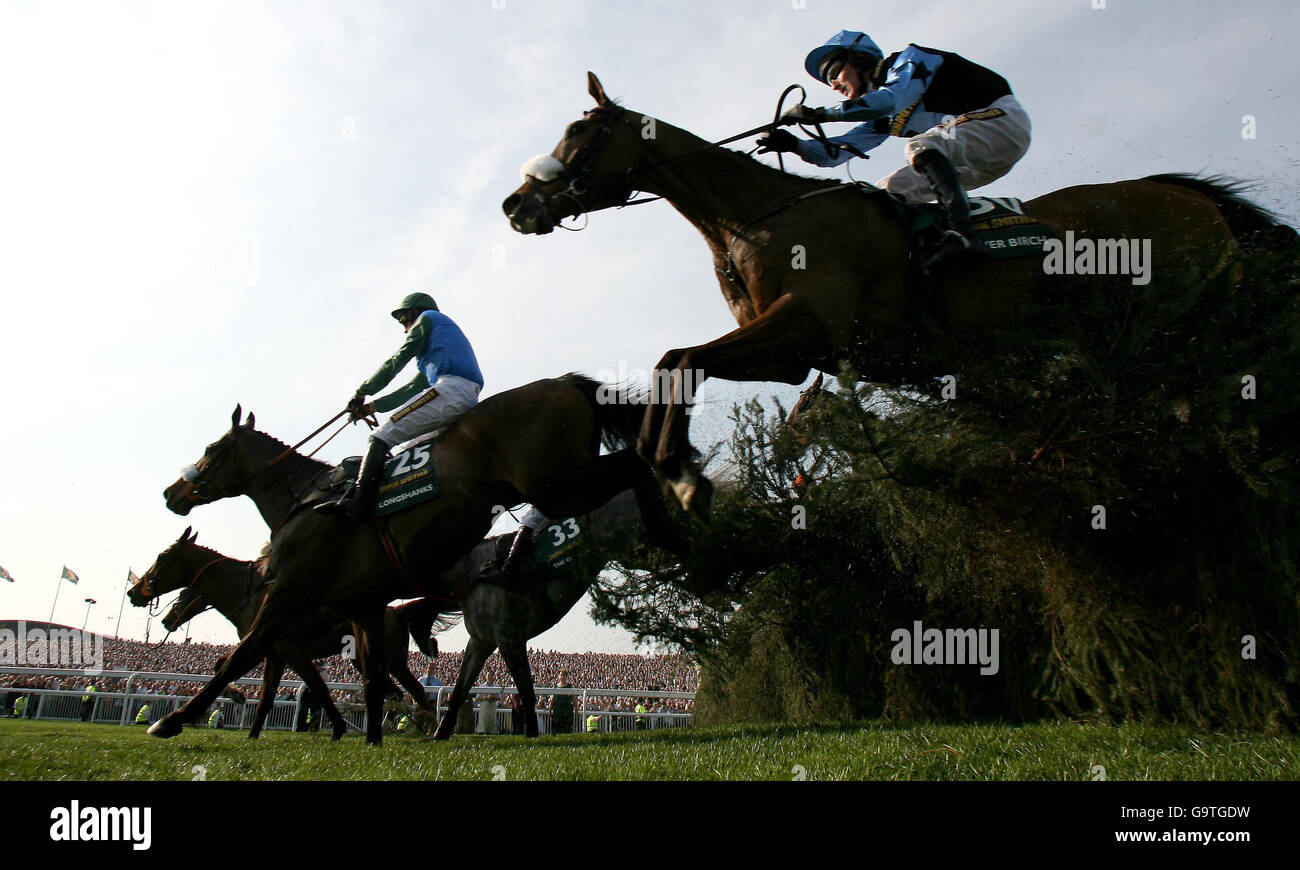 Sliver Birch (a destra) guidato da Bobbie Power salta la sedia sulla sua strada per vincere il Grand National di John Smith all'Ippodromo di Aintree, Liverpool. Foto Stock