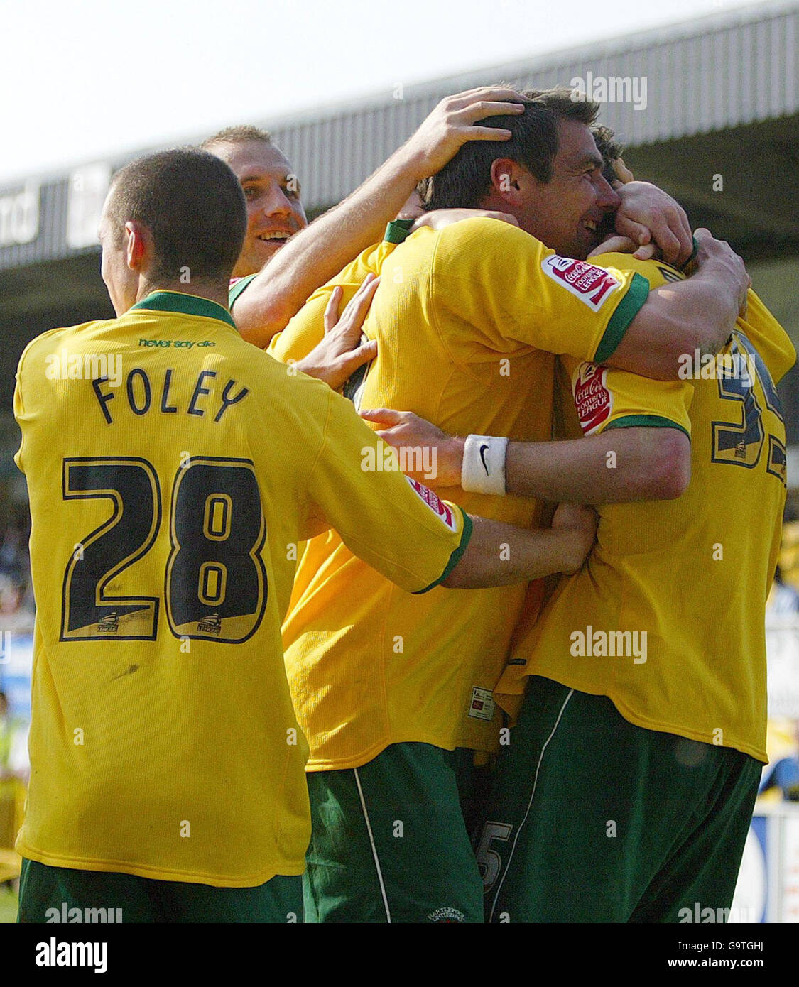 Hartlepool United celebra la vittoria del 1-0 su Wycombe e assicura la loro promozione durante la partita della Coca-Cola Football League Two al Causeway Stadium, High Wycombe. Foto Stock