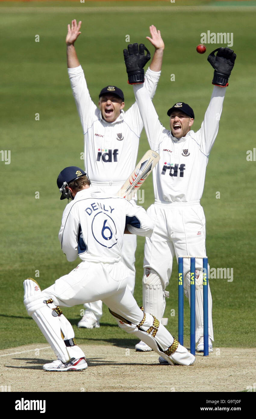 Il capitano del Sussex Chris Adams e il guardiano del wicket Matt Prior (a destra) fanno un appello per la lbw contro Kent's Joe Denley durante la partita della Liverpool Victoria County Championship Division 1 al County Cricket Ground di Hove. Foto Stock