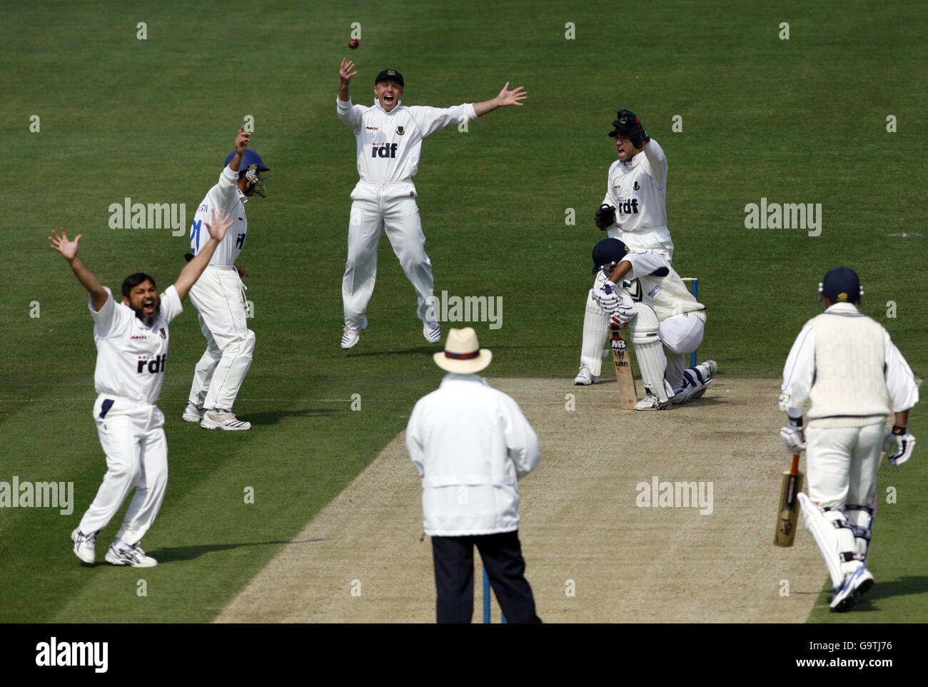 Sussex Bowler Mushtaq Ahmed (a sinistra) festeggia dopo aver intrappolato Yasir Arafat lbw di Kent durante la partita della Liverpool Victoria County Championship Division uno al County Cricket Ground di Hove. Foto Stock