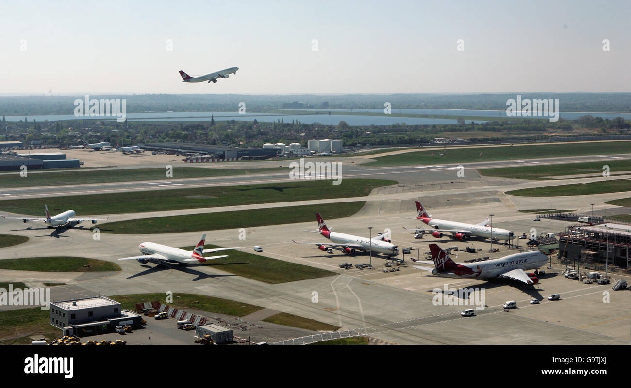 Una vista dalla nuova torre di controllo di Heathrow, che dovrebbe iniziare a gestire tutti i movimenti dell'aeroporto da sabato 21 aprile. Foto Stock