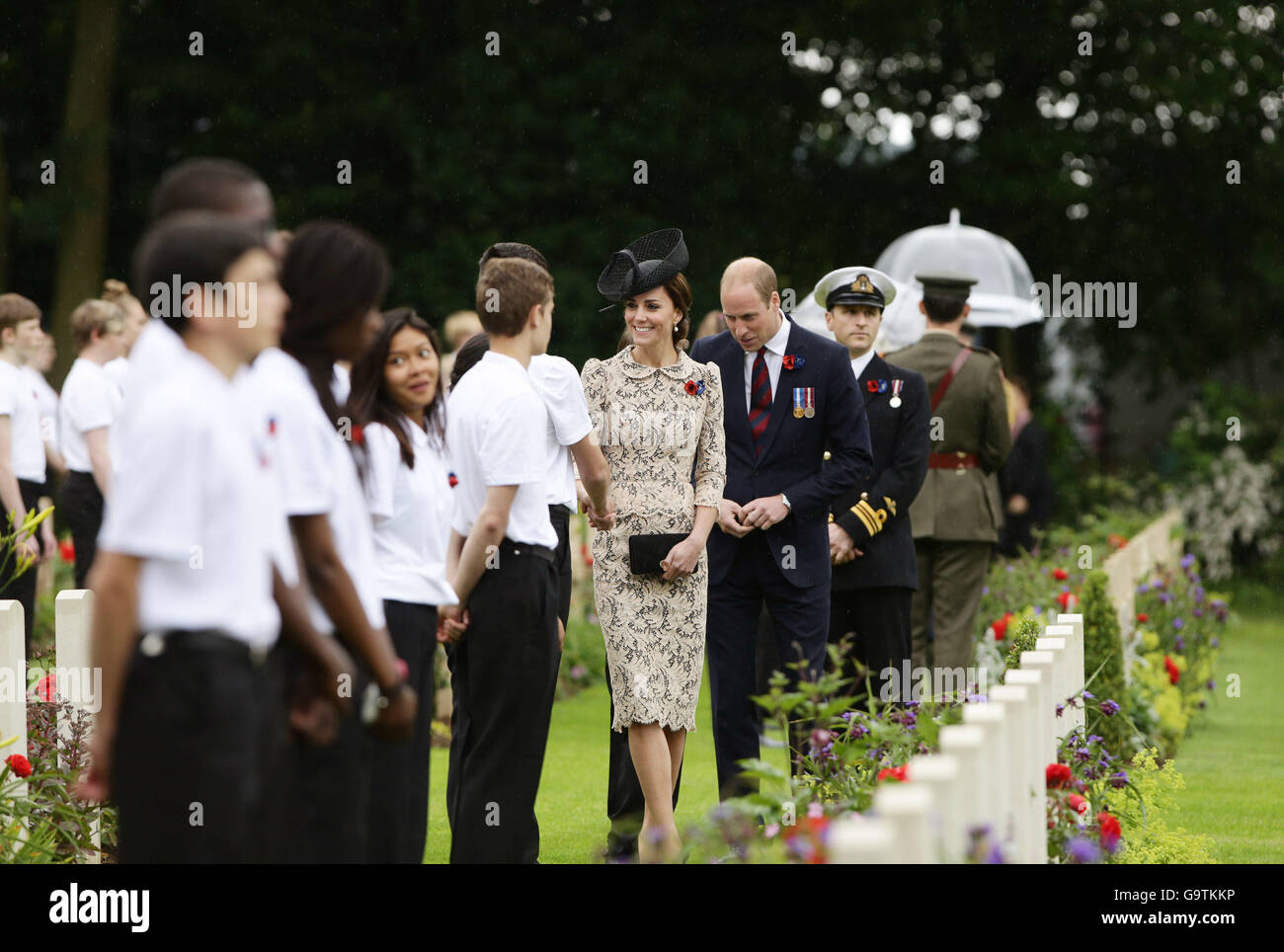 Il Duca e la Duchessa di Cambridge soddisfare britannica e francese a scuola i bambini dalla guerra graves, durante la commemorazione del centenario della Battaglia delle Somme presso la Commissione delle tombe di guerra del Commonwealth Thiepval Memorial in Thiepval, Francia, dove 70.000 British and Commonwealth soldati con noto alcun grave sono commemorati. Foto Stock