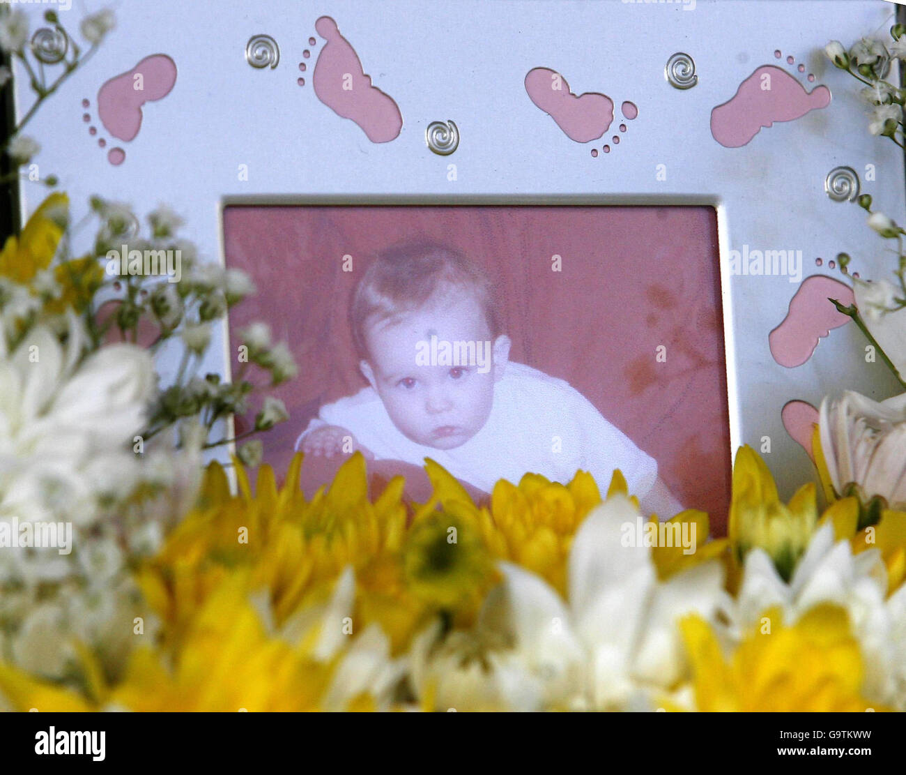 Funerale di Casey Leigh Mullen. Una foto di Casey Leigh Mullen si trova con i fiori al funerale alla chiesa di St Bartholomew in Armley, Leeds. Foto Stock