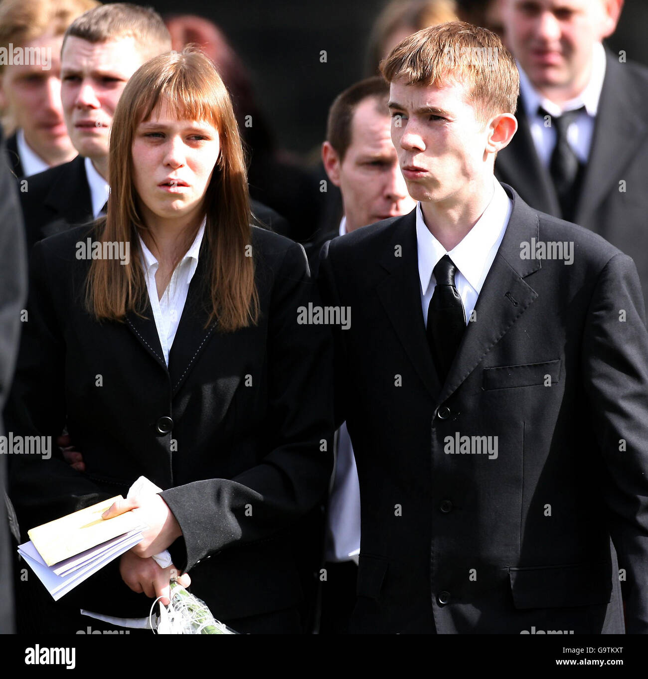 Samantha Camham (a sinistra) e David Mullen dopo i funerali della loro figlia Casey Leigh Mullen alla chiesa di St Bartholomew in Armley, Leeds. Foto Stock
