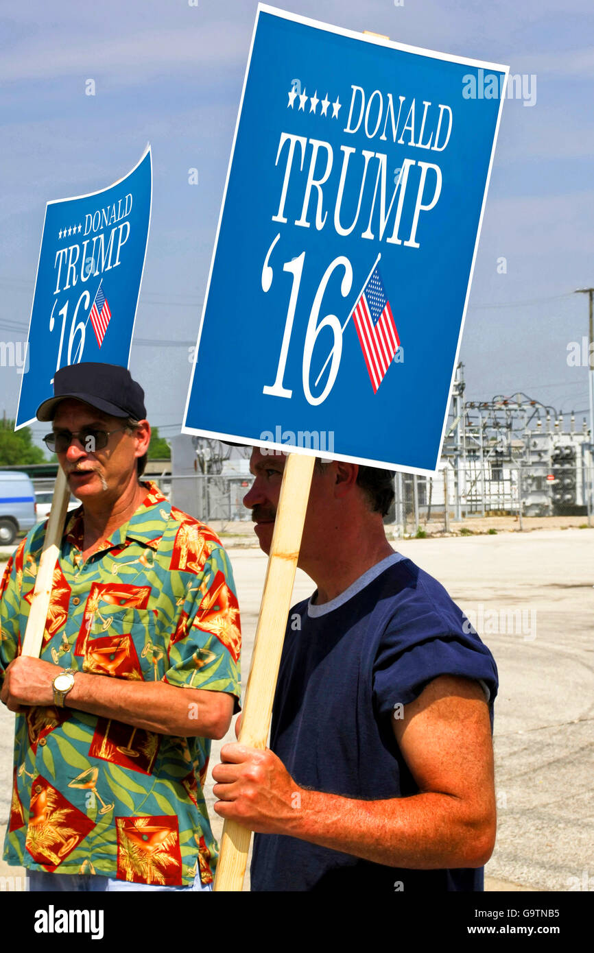 Sostenitori holding Donald Trump 2016 banner in Detroit Michigan Foto Stock