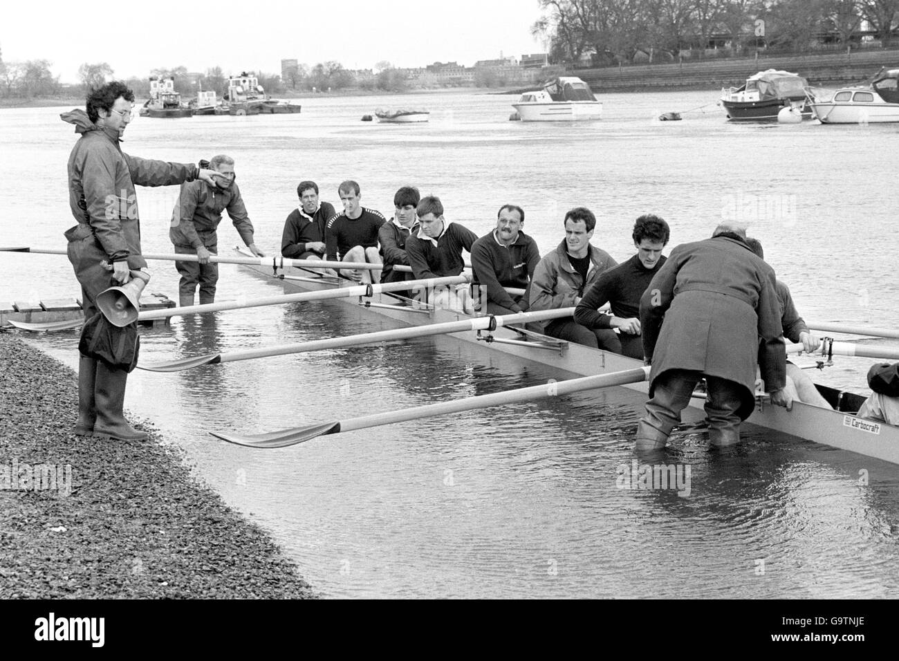 L'equipaggio dell'Università di Oxford viene a galla diretto dal team coach Dan Topolski (a sinistra) Foto Stock