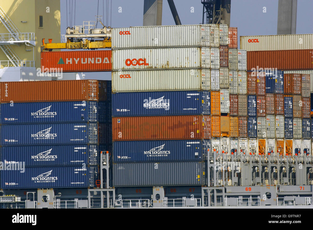 Il container OOCL Atlanta di Hong Kong scarica il carico al terminal dei container di Southampton. Foto Stock