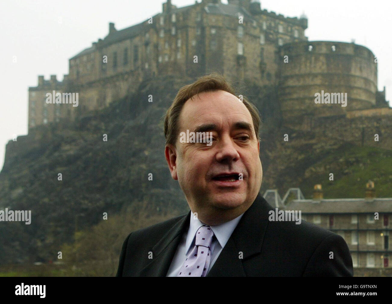 Il leader del Partito Nazionale Scozzese, Alex Salmond, si trova di fronte al Castello di Edimburgo al lancio della sua campagna di feste a Edimburgo. Foto Stock