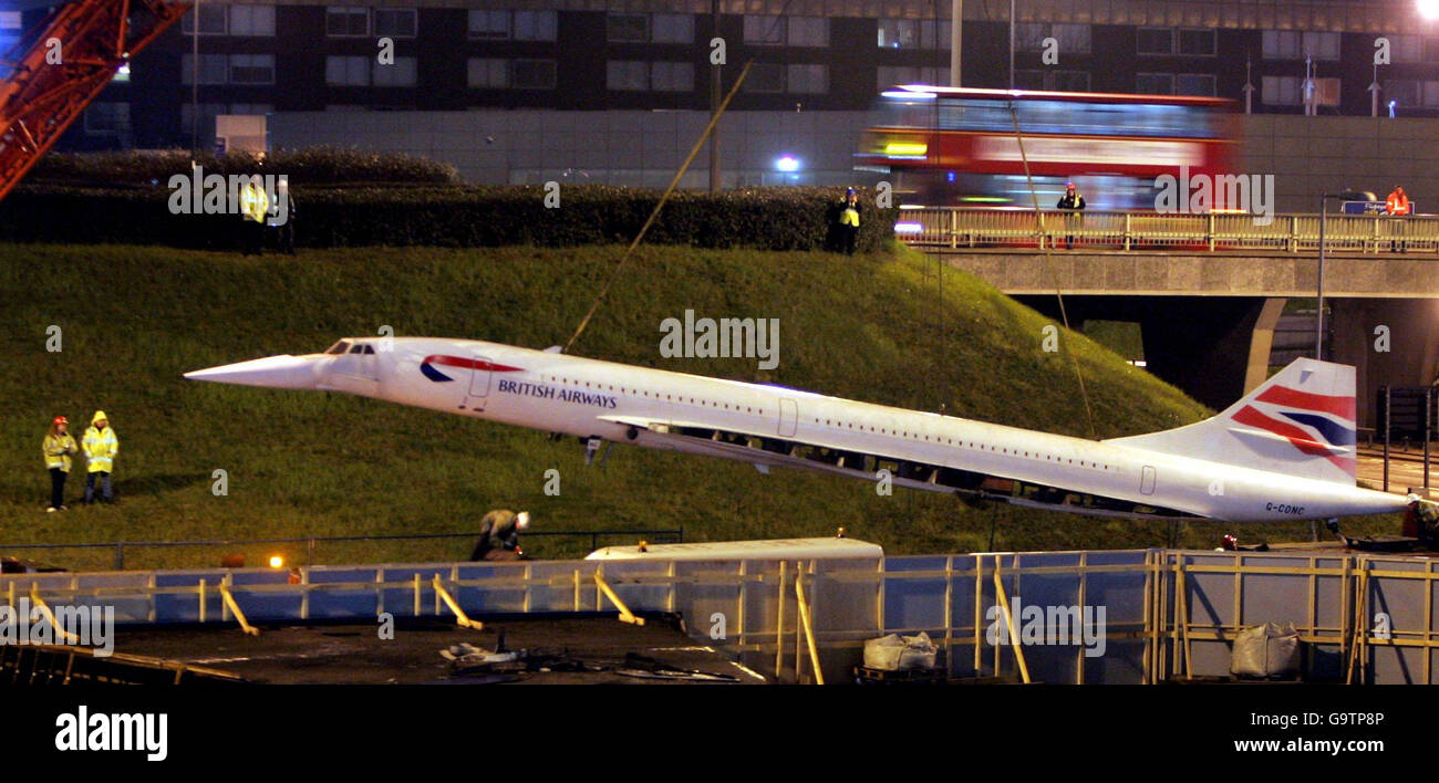 Il modello di una British Airways Concorde, che si è fermato all'ingresso dell'aeroporto di Heathrow di Londra, è stato sollevato in aria prima di essere messo su un autocarro a letto piatto nelle prime ore del venerdì mattina. Foto Stock