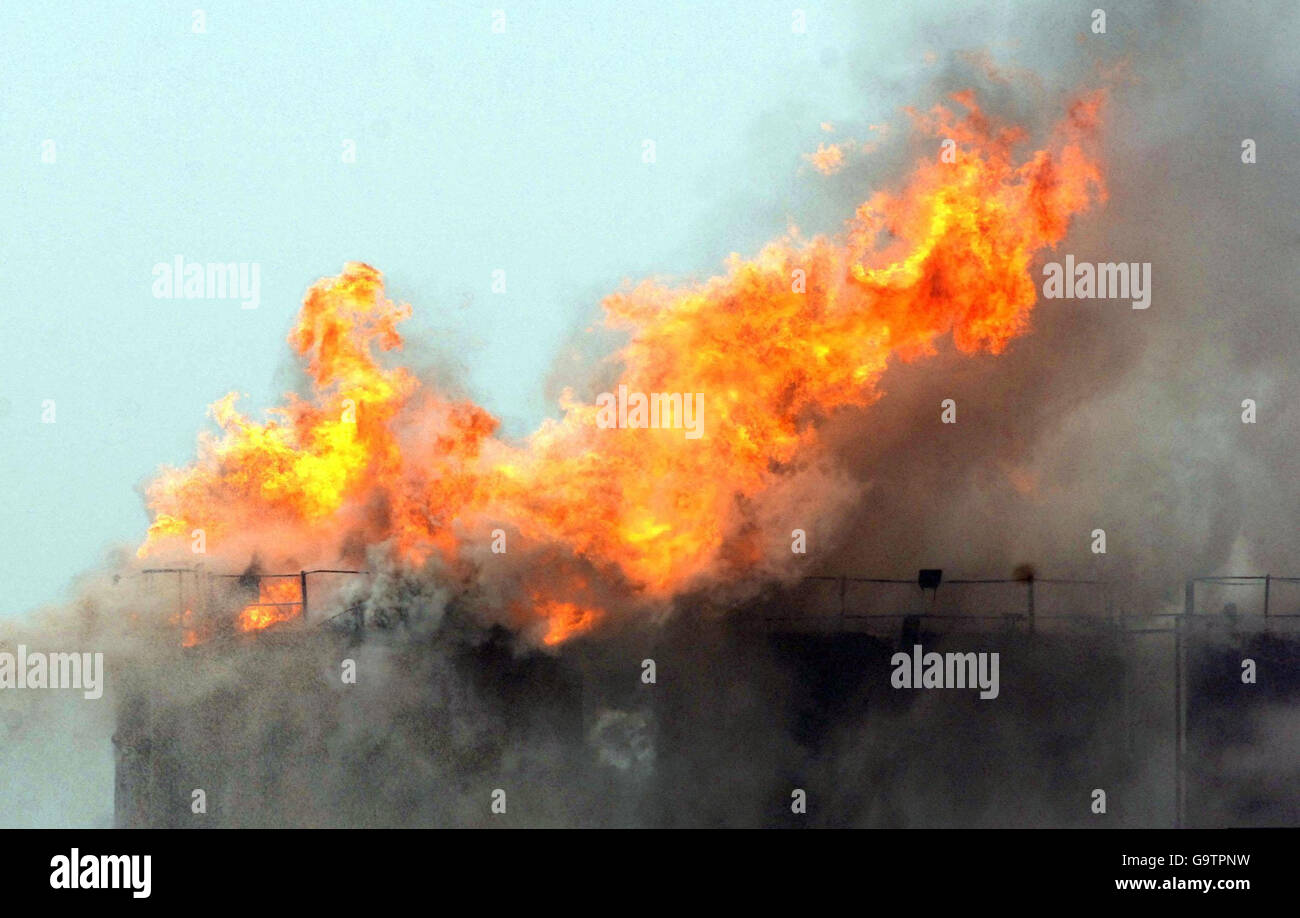 Un carro armato brucia nei locali di un'azienda di ingegneria nella Kingsnord Industrial Estate nella penisola di Hoo in Kent. Foto Stock