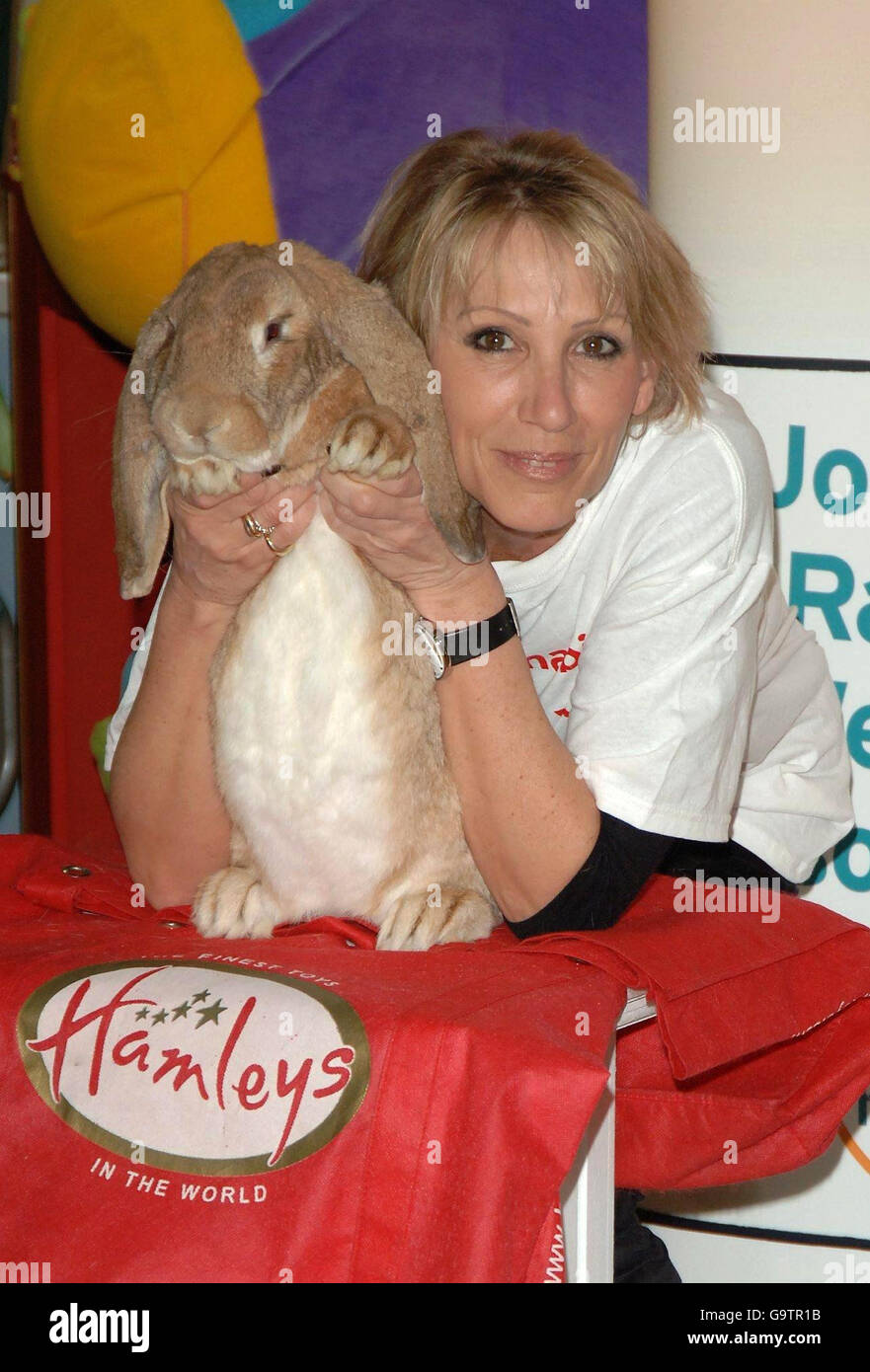 Ingrid Tarrant, ex moglie del presentatore della televisione Chris Tarrant, lancia Pasqua ad Hamleys, con Skippy, un coniglio gigante inglese, presso il negozio di giocattoli del centro di Londra. Foto Stock