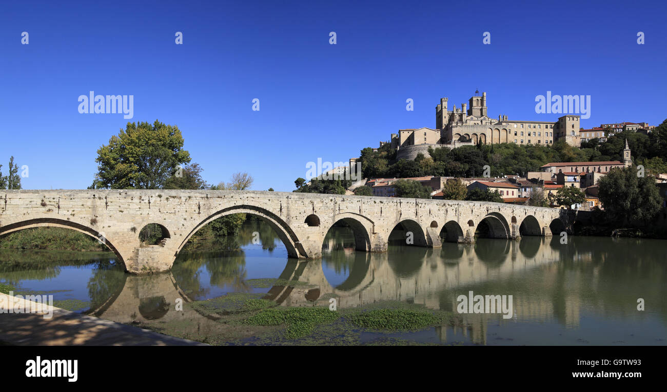 Vista panoramica del vecchio ponte in pietra che attraversa il fiume Orb e St Nazaire nella cattedrale di Beziers, Francia Foto Stock