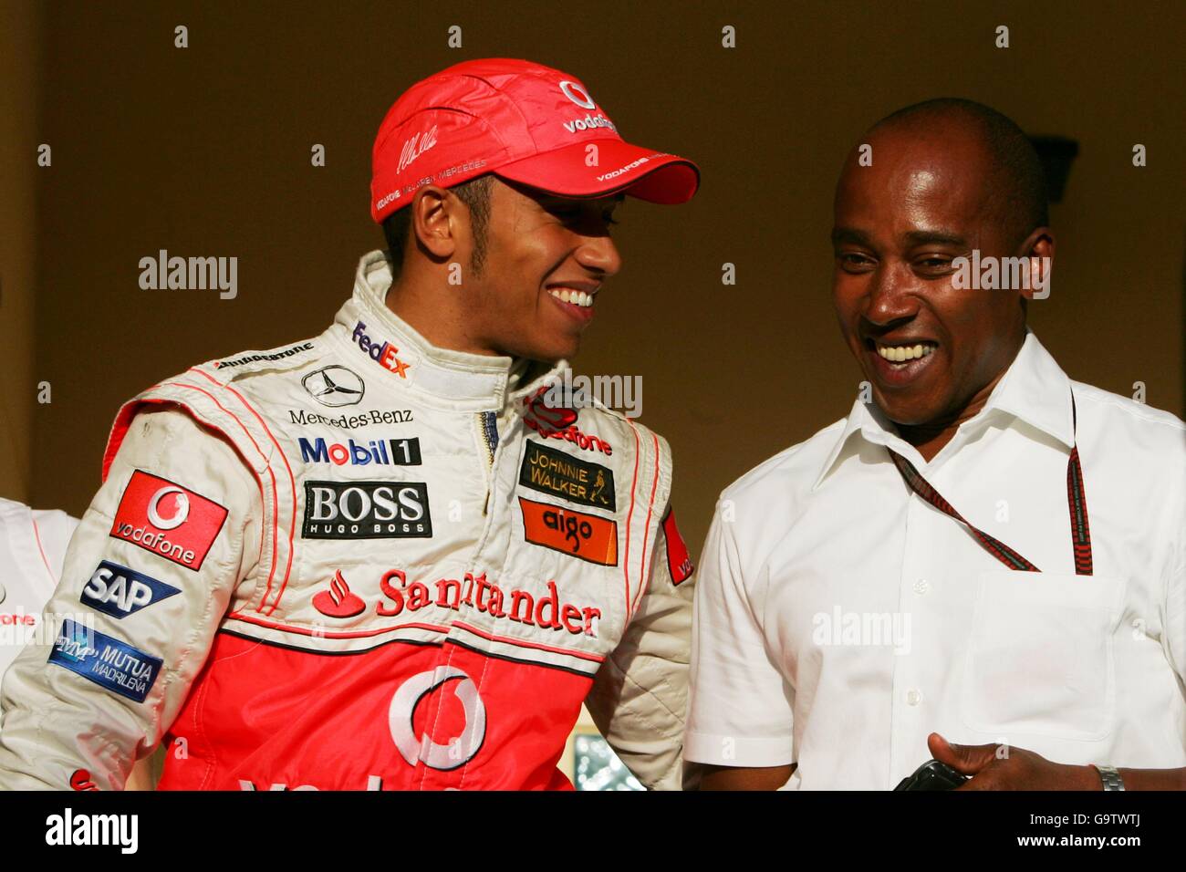 (L a R): Lewis Hamilton (GBR) McLaren con suo padre Anthony Hamilton (GBR). Campionato del Mondo di Formula Uno, Rd 3, Bahrain Grand Prix, la razza, il Circuito Internazionale del Bahrain, Bahrein, domenica 15 aprile 2007. Immagine digitale Foto Stock