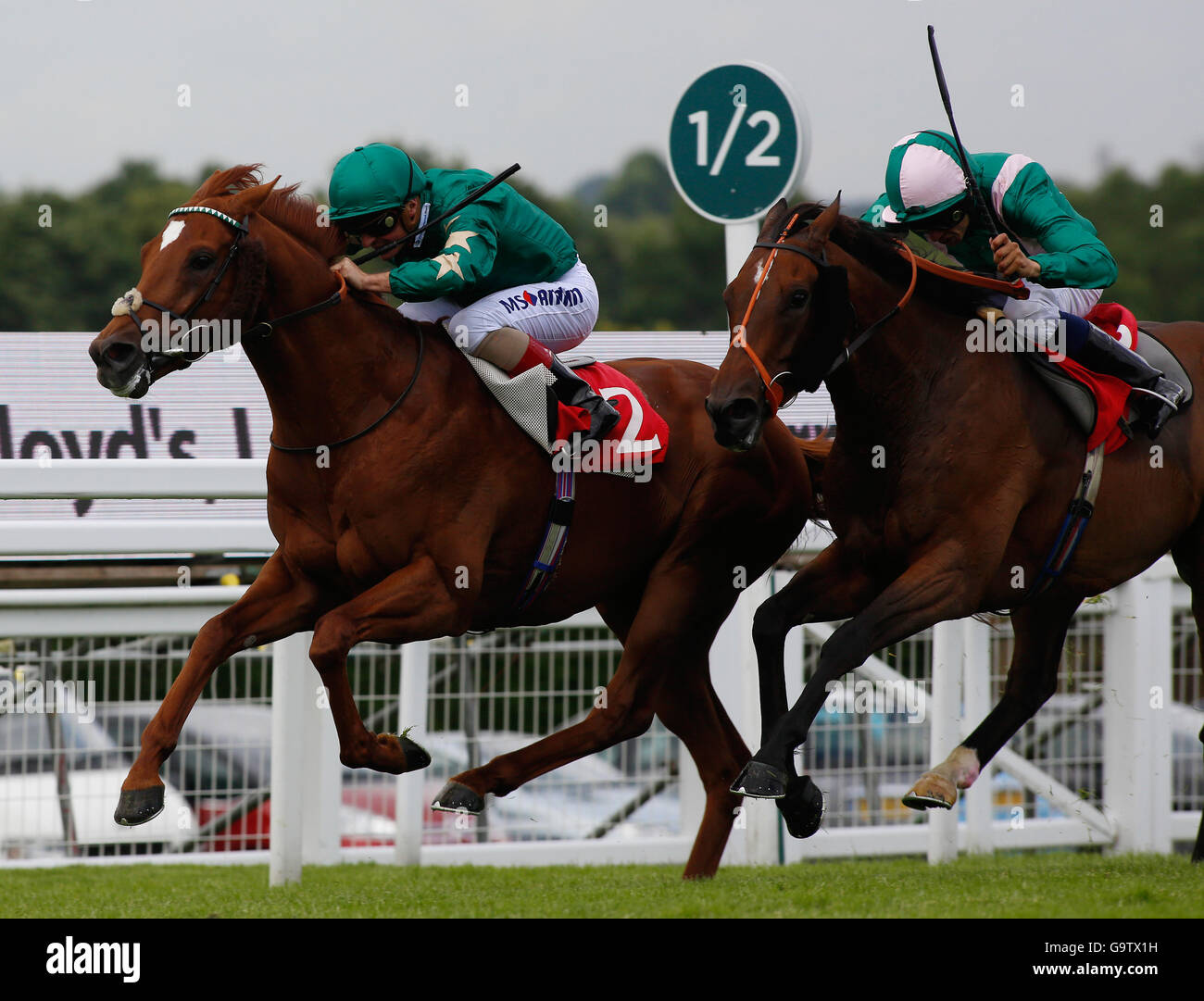 Ayrad cavalcato da Andrea Atzeni porta Candela cavalcato da Sean Levey home per vincere il Gala Ambant Stakes gara corsa durante il Racing UK giorno delle donne a Sandown Racecourse. Foto Stock