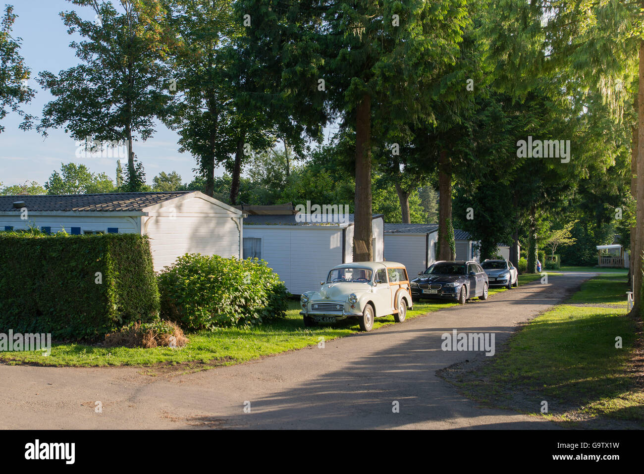 Strada alberata con Eurocamp case mobili nel Domaine des Ormes campeggio in Bretagna, Francia Foto Stock