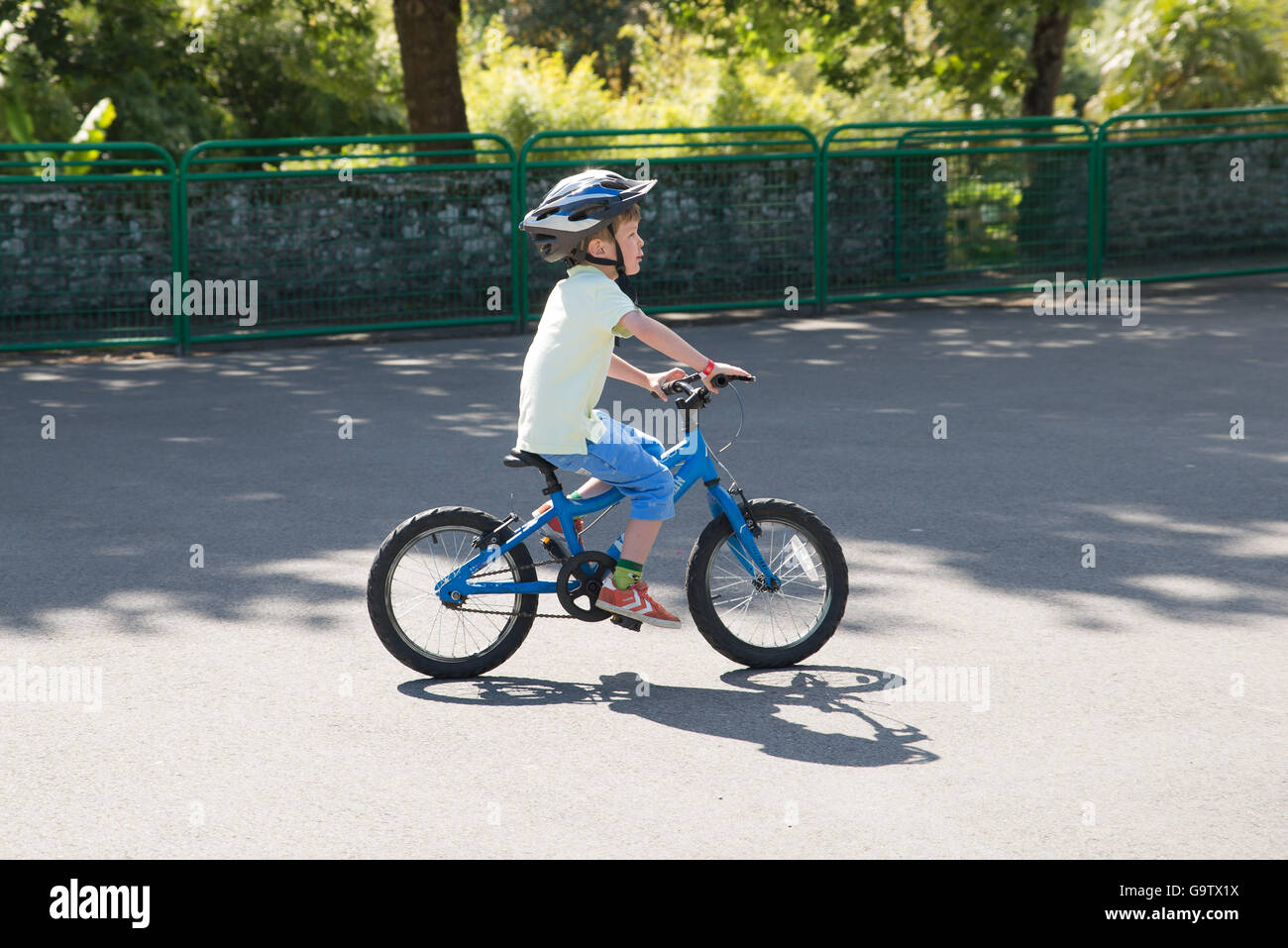 Bambino in bici a imparare a cavalcare sessione presso Eurocamp Dol De Bretagne in Bretagna Foto Stock