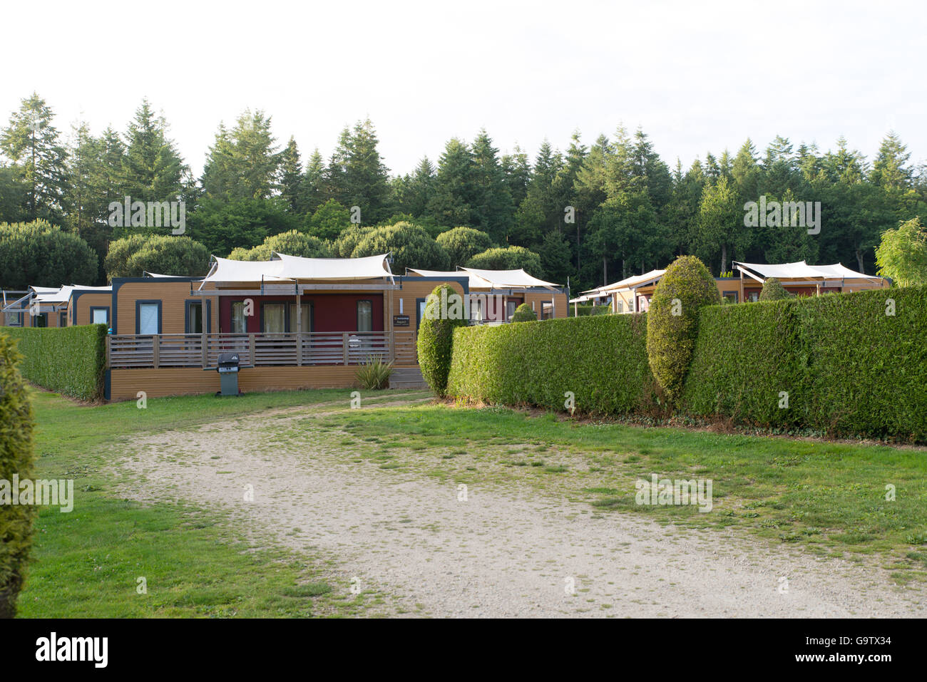 Eurocamp aspetto stile case vacanza a Domaine des Ormes in Bretagna, Francia Foto Stock