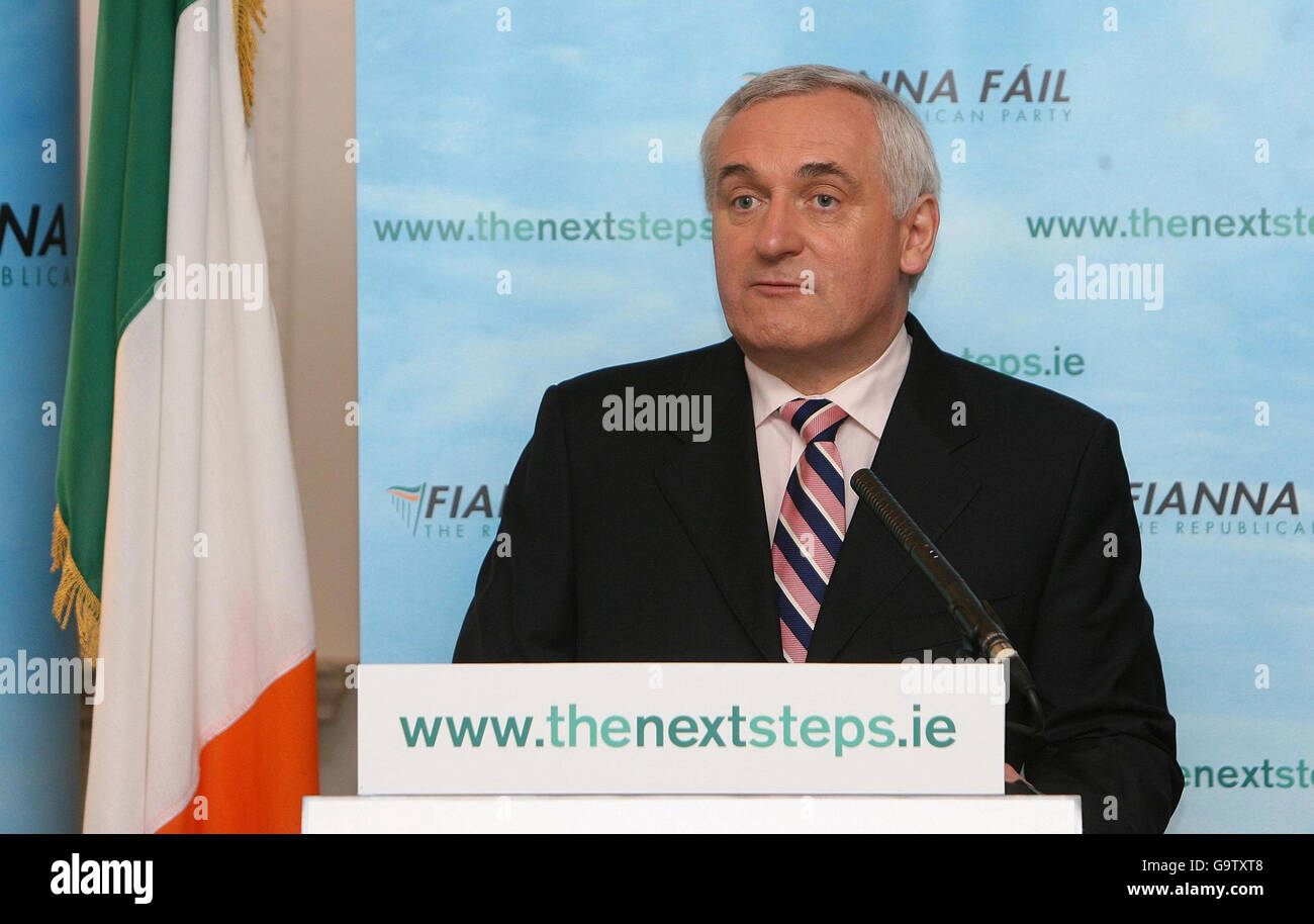 Taoiseach Bertie Ahern lancia il documento economico pre-elettorale del governo, garantendo la prosperità - i prossimi passi avanti, presso lo Shelborne Hotel di Dublino oggi. Foto Stock