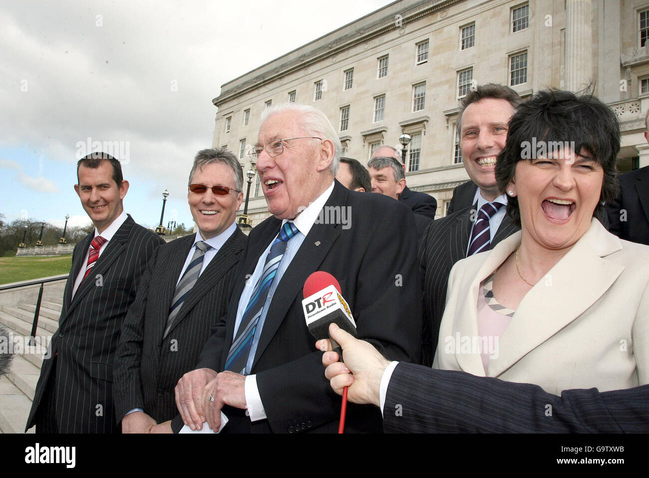 Il leader unionista democratico Rev Ian Paisley, al centro, annuncia oggi il suo team ministeriale a Stormont. Foto Stock