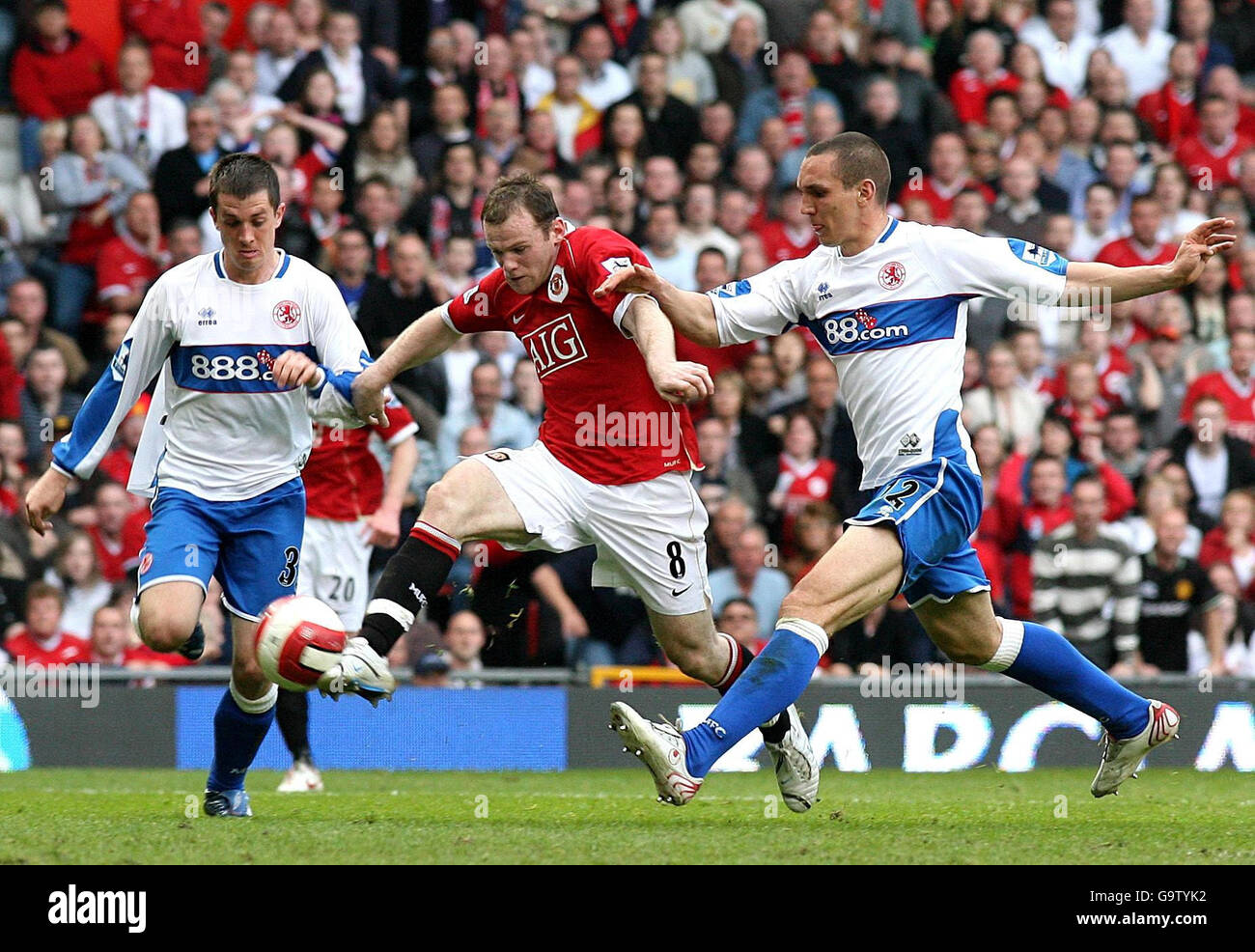 Wayne Rooney di Manchester United combatte con Emanuel Pogatetz di Middledsbrough (a destra) e Andrew Taylor durante la prima partita di fa Barclays a Old Trafford, Manchester. Foto Stock