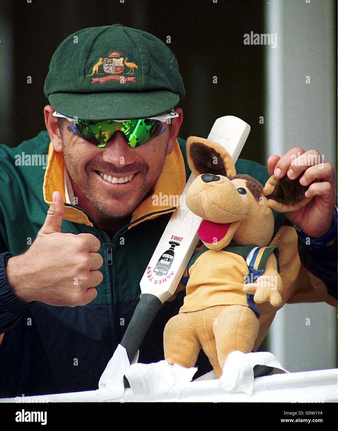 Justin Langer si pone con la mascotte australiana Schkimpy Foto Stock