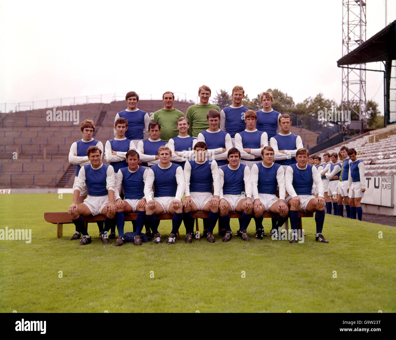 Gruppo "1° squadra". Da sinistra a destra: Riga posteriore: Garry Brantefoot, Peter Springett, Wicks, Jack Whitham, Brain Woodall, Media fila: Graham Pugh, David Mobley, John Fantham, Colin Symm, Warboys, Sam Ellis, Peter Eustace, prima fila: Gerald Young, James McCalliog, Victor Mobley, John Ritchie, David Ford, Wilfred Smith, Don Megson. Foto Stock