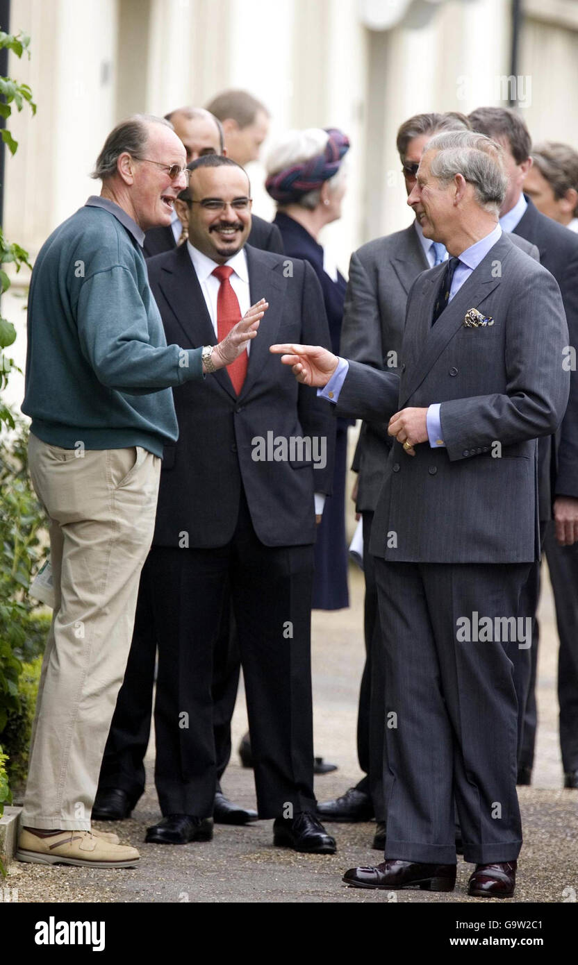 Il principe ereditario del Bahrain (cravatta rossa) accompagna il principe del Galles mentre incontrano l'ex comandante locale Bill Kay-Smith, durante la loro visita a Poundbury, Dorset. Foto Stock