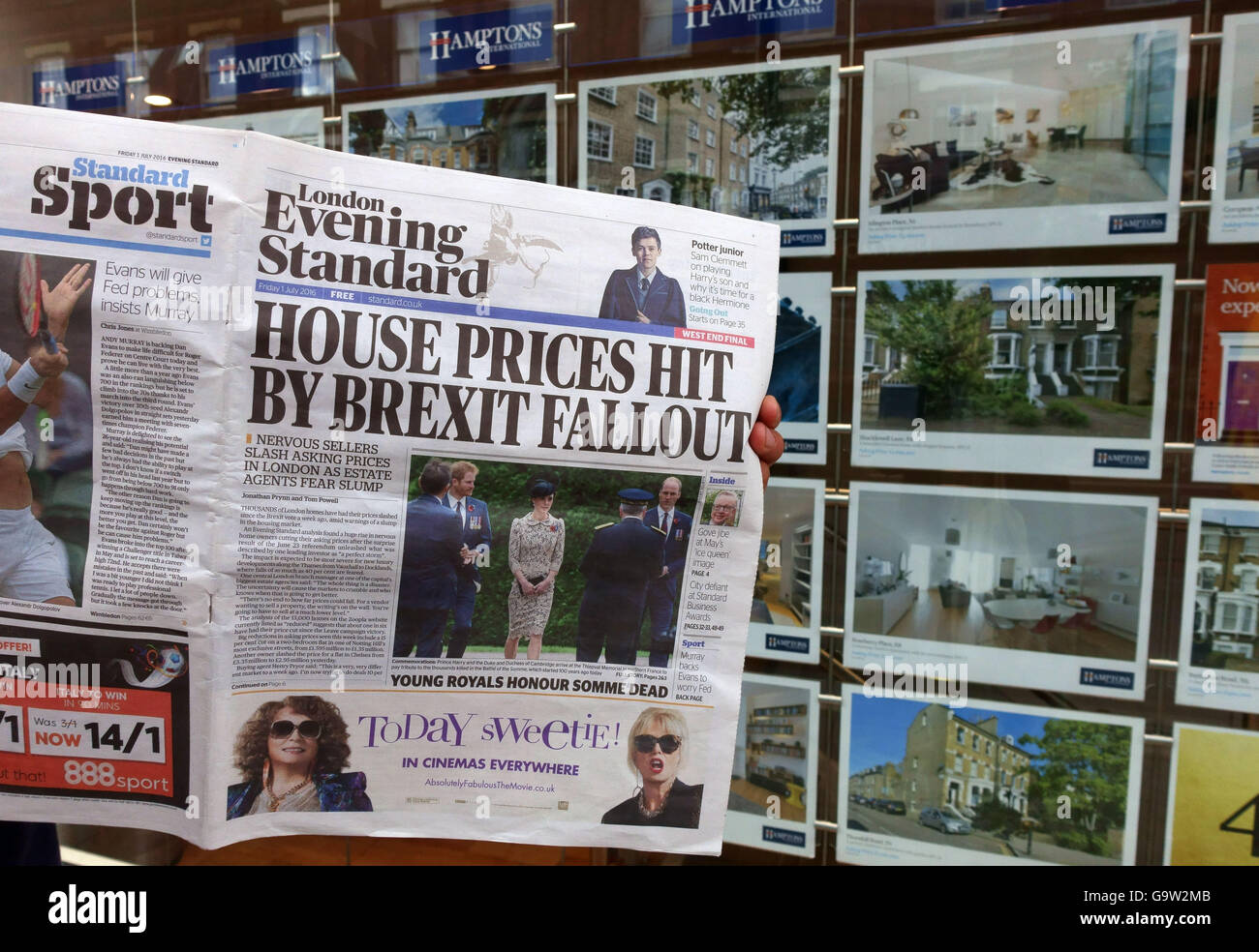 'Casa prezzi colpita da Brexit Fallout' titolo di giornale al di fuori di Londra Agenti immobiliari Foto Stock