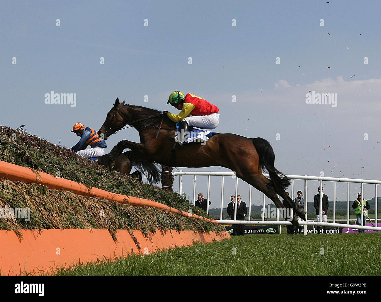 Kings Glen (a destra) guidato dal fantino Andy Duff sulla sua strada per vincere la corsa di handicap Ellen Conyngham Cup all'ippodromo di Punchestown. Foto Stock