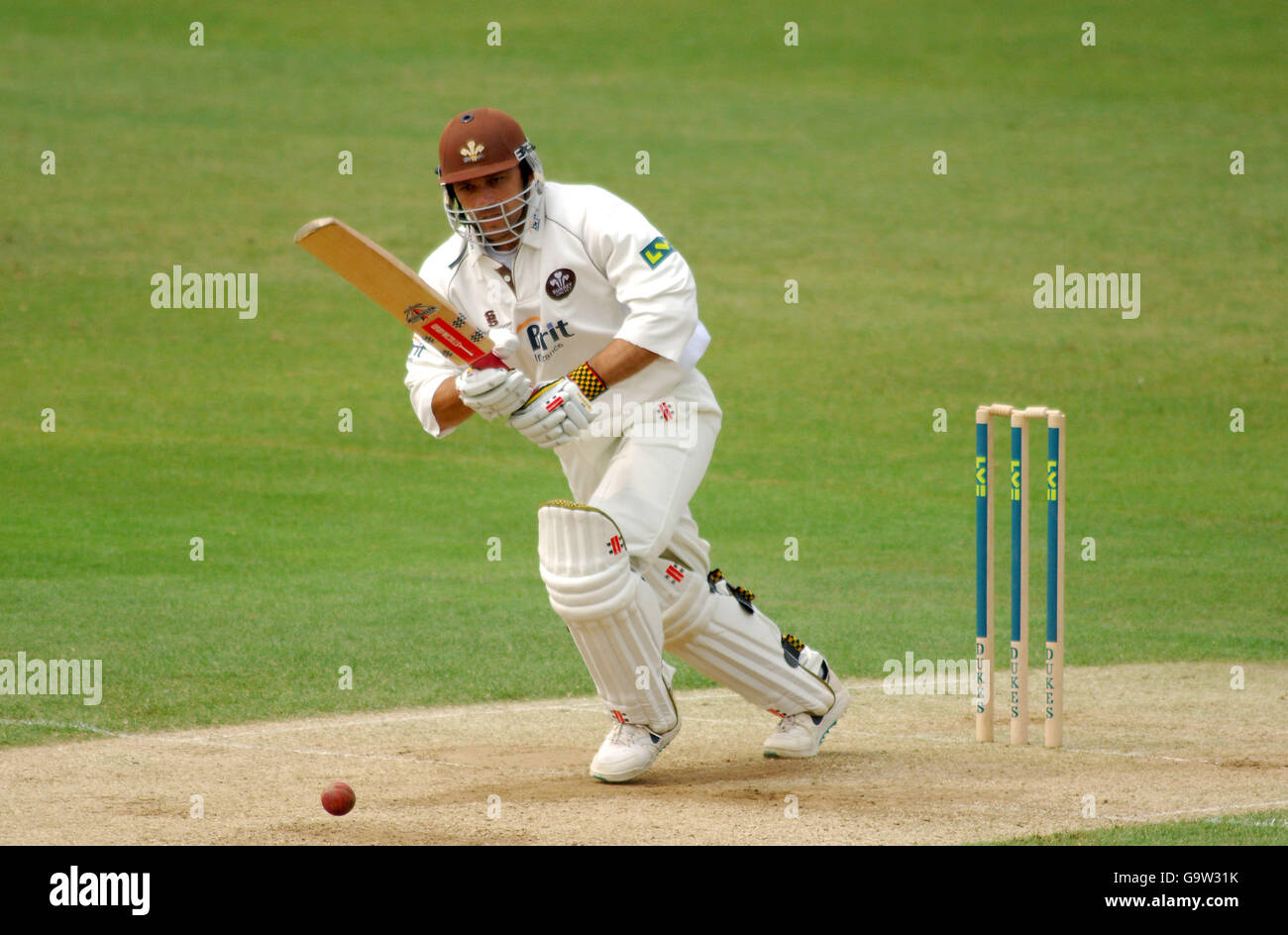 Cricket - Liverpool Victoria County Championship - Divisione uno - Surrey contro Hampshire - The Brit Oval. Mark Ramprakash di Surrey colpisce un altro confine sulla strada per segnare il suo secolo contro l'Hampshire Foto Stock