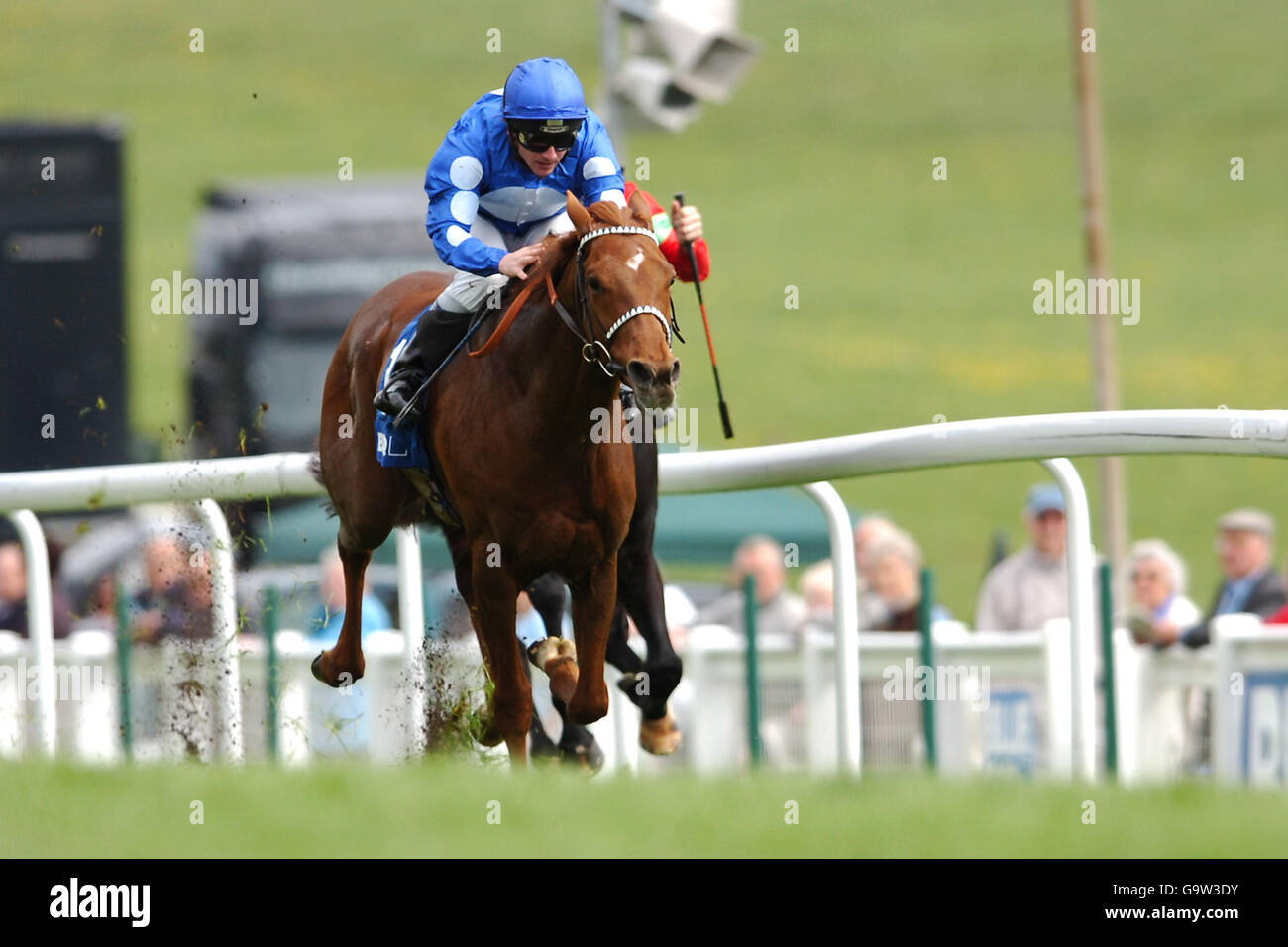 Corse di cavalli - Blue Square Spring Meeting - Ippodromo di Epsom Downs. Il poeta lago guidato da sed Sanders conduce nel Bet@bluesq.com Great Metropolitan Stakes Foto Stock