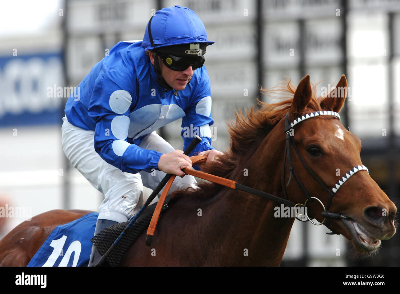 Corse di cavalli - Blue Square Spring Meeting - Ippodromo di Epsom Downs. Poeta lago guidato da Seb Sanders nel Bet@bluesq.com Great Metropolitan Stakes Foto Stock