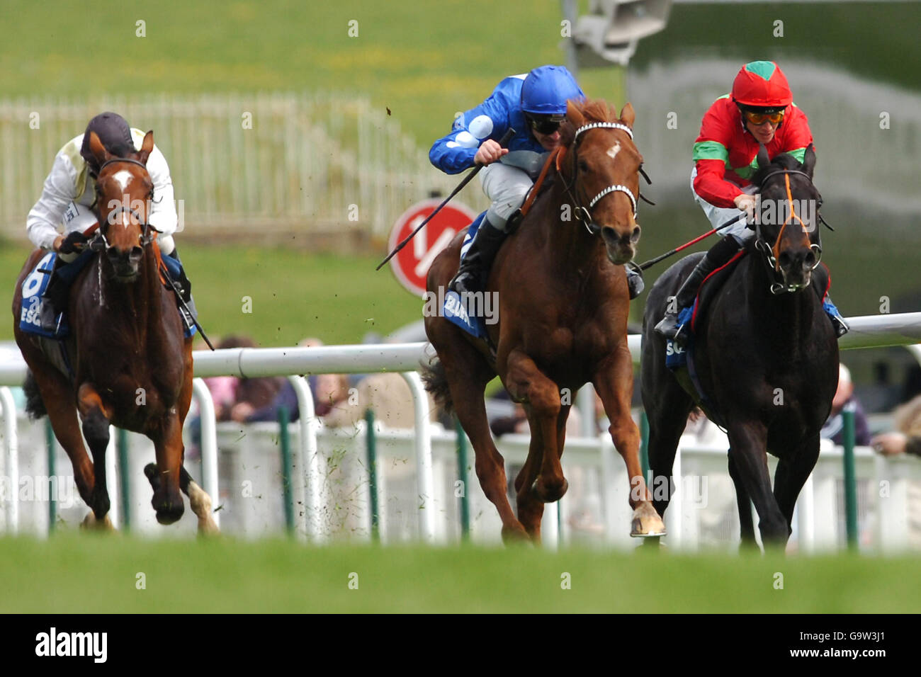 Lago poeta guidato da Seb Sanders conduce da Solent ridden Di Richard Hughes e Night Hour guidato da Jimmy Fortune Nel Bet@bluesq.com Great Metropolitan Stakes Foto Stock