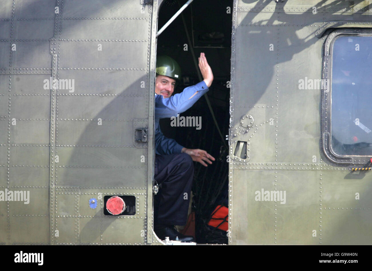 Leader Seaman Chris Coe Waves come si siede in un elicottero della Marina all'aeroporto di Heathrow dopo che il 15 personale di servizio britannico è arrivato di nuovo nel Regno Unito dall'Iran. Foto Stock