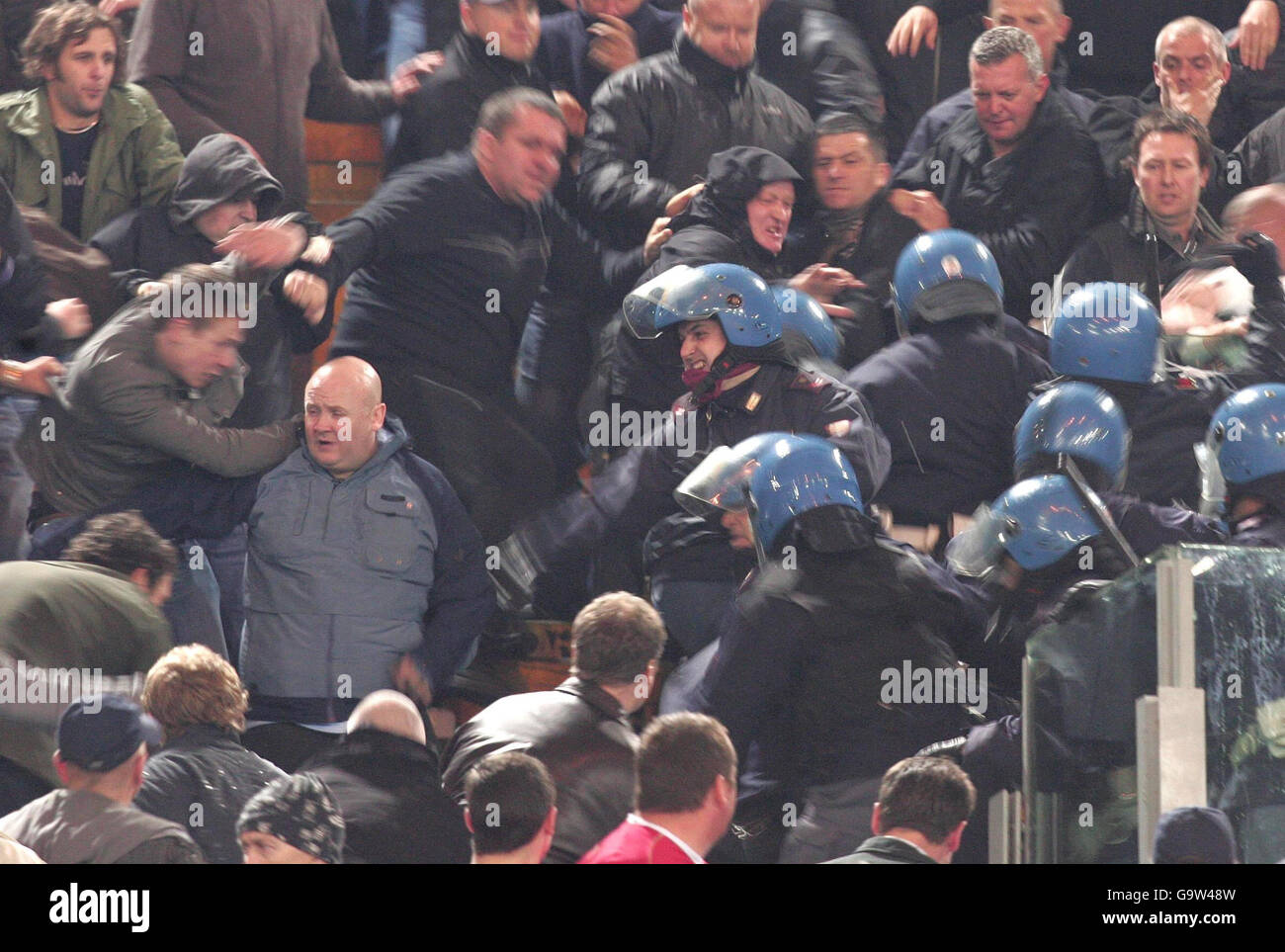 La polizia italiana si scontra con i tifosi del Manchester United durante la prima tappa finale del quarto della UEFA Champions League allo Stadio Olimpico di Roma. Foto Stock