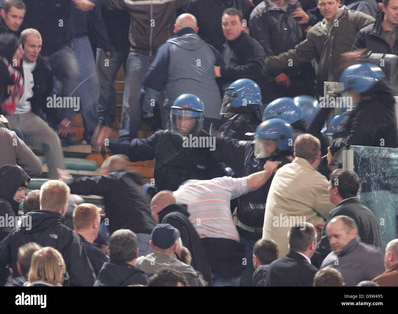 La polizia italiana si scontra con i tifosi del Manchester United durante la prima tappa finale del quarto della UEFA Champions League allo Stadio Olimpico di Roma. Foto Stock