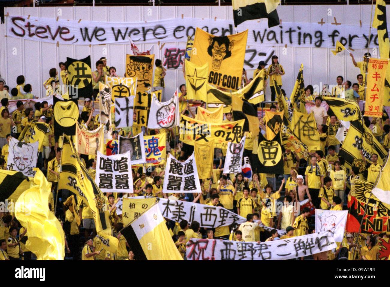 I fan di Kashiwa Reysol accolgono il nuovo allenatore, Steve Perryman, al suo primo gioco dal ritorno in Giappone, visualizzando un banner in inglese Foto Stock