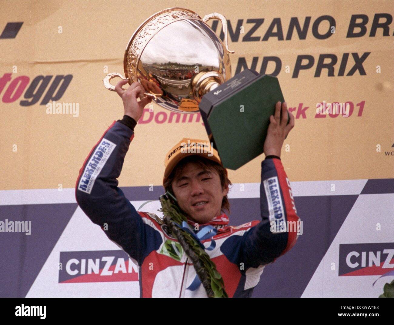Motor Racing - Campionato Mondiale Super Bike - Cinzano Gran Premio di Gran Bretagna - Donington. Japans Daijiro Katoh festeggia la vittoria del Gran Premio 250cc Foto Stock