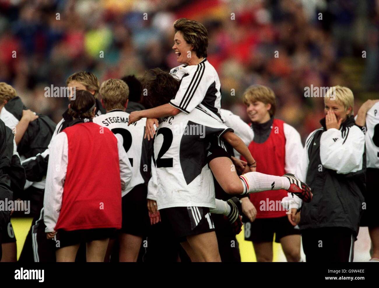 La Germania Claudia Muller (no.12) marcatore del gol d'oro è Congratulazioni dal compagno di squadra Bettina Wiegmann (in cima) Foto Stock