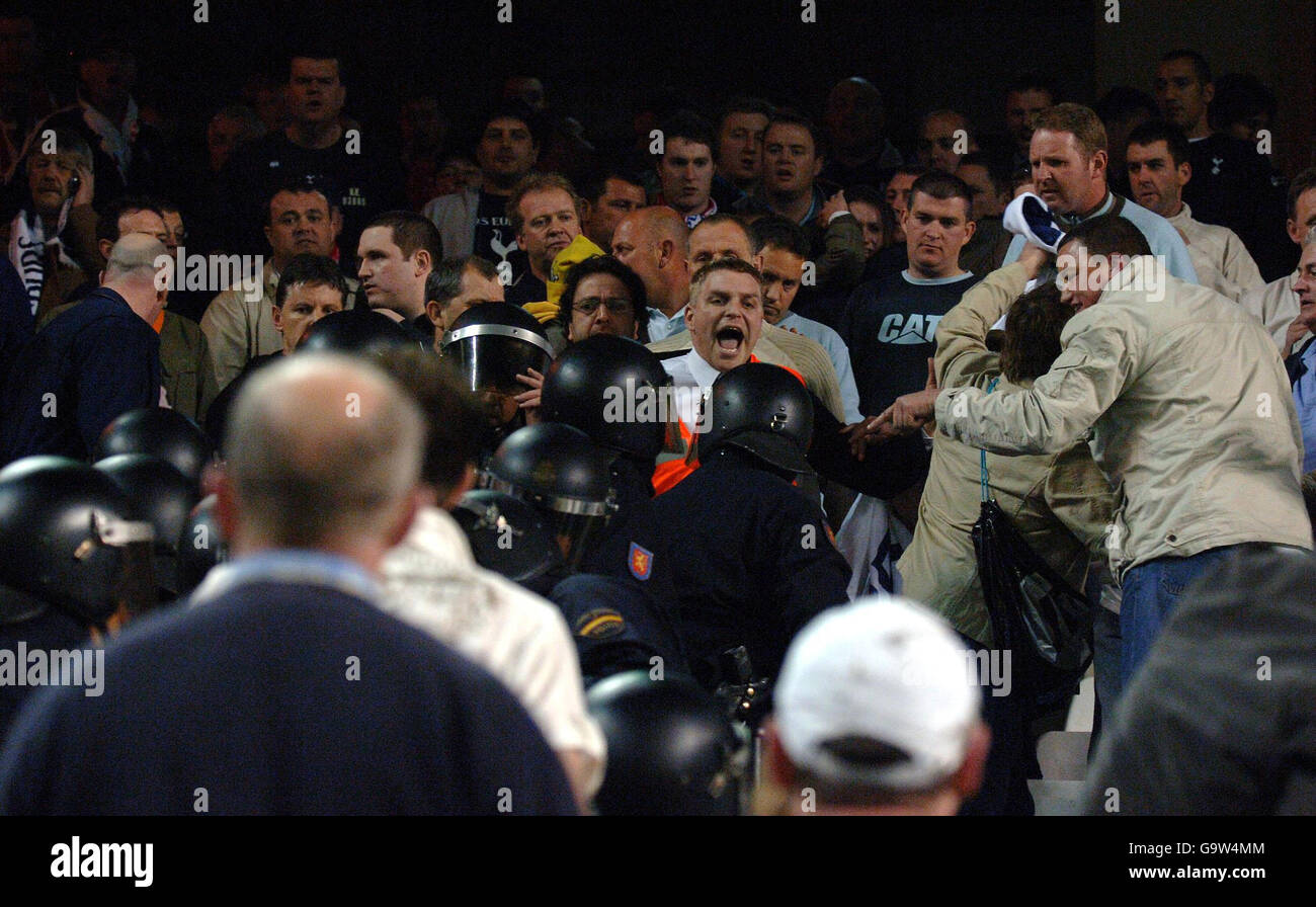 Uno steward Tottenham Hotspur (centro) tiene fuori la polizia spagnola durante la partita finale della Coppa UEFA a Ramon Sanchez Pizjuan, Siviglia, Spagna. Foto Stock